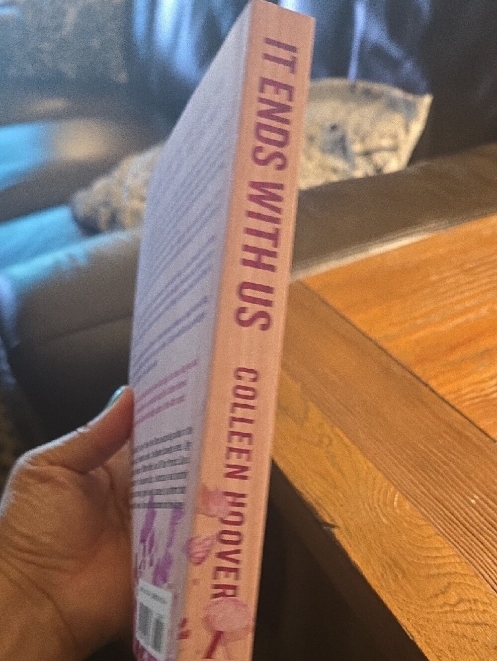 Colleen Hoover 'It Ends With Us' Book - Pink Cover - Picture 3 of 3